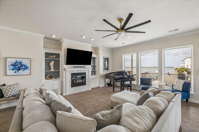 426 Sunset Circle, Tiki Island, TX 77554