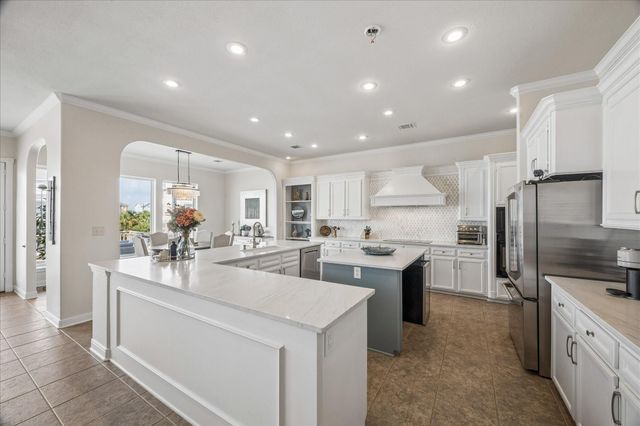 426 Sunset Circle, Tiki Island, TX 77554