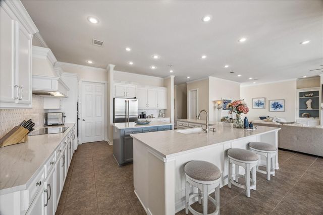 426 Sunset Circle, Tiki Island, TX 77554