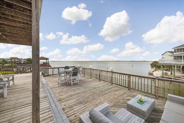 426 Sunset Circle, Tiki Island, TX 77554