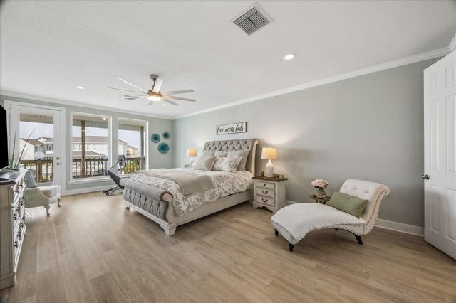 426 Sunset Circle, Tiki Island, TX 77554