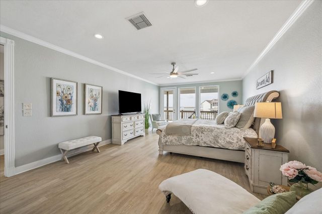 426 Sunset Circle, Tiki Island, TX 77554