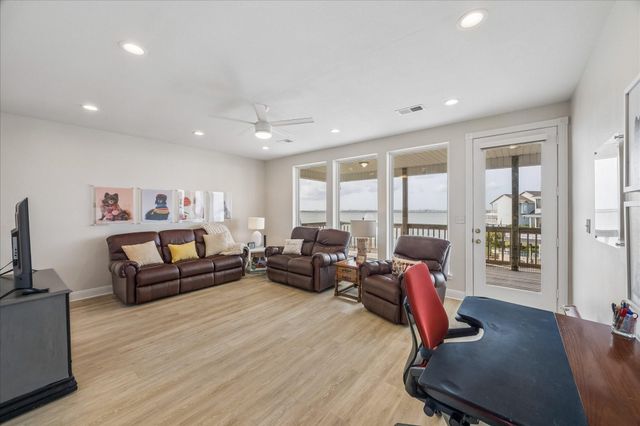426 Sunset Circle, Tiki Island, TX 77554