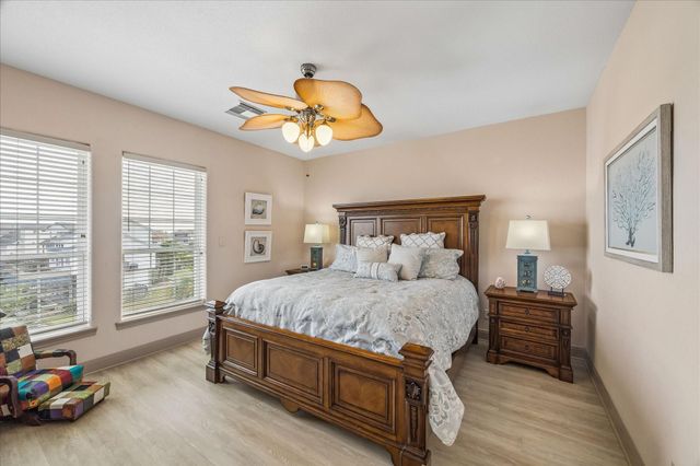 426 Sunset Circle, Tiki Island, TX 77554