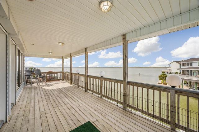 426 Sunset Circle, Tiki Island, TX 77554