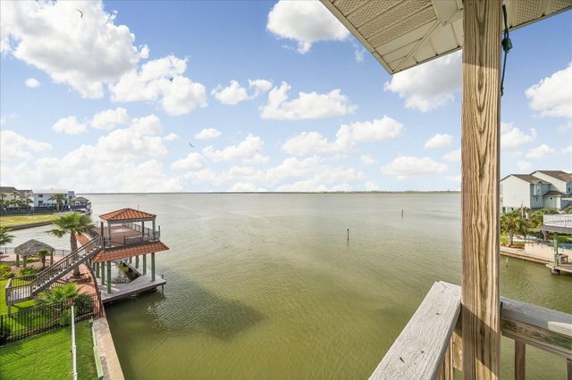 426 Sunset Circle, Tiki Island, TX 77554