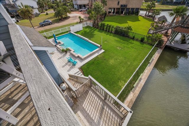 426 Sunset Circle, Tiki Island, TX 77554
