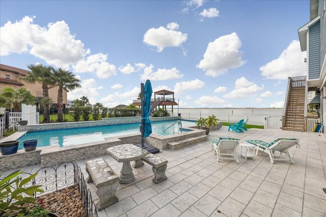 426 Sunset Circle, Tiki Island, TX 77554