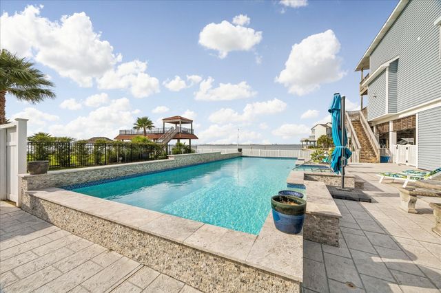 426 Sunset Circle, Tiki Island, TX 77554
