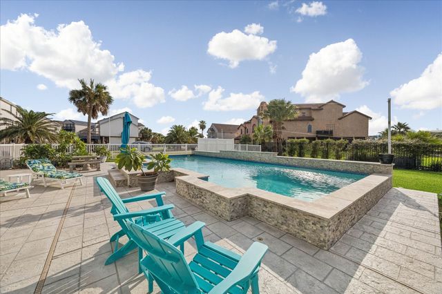 426 Sunset Circle, Tiki Island, TX 77554