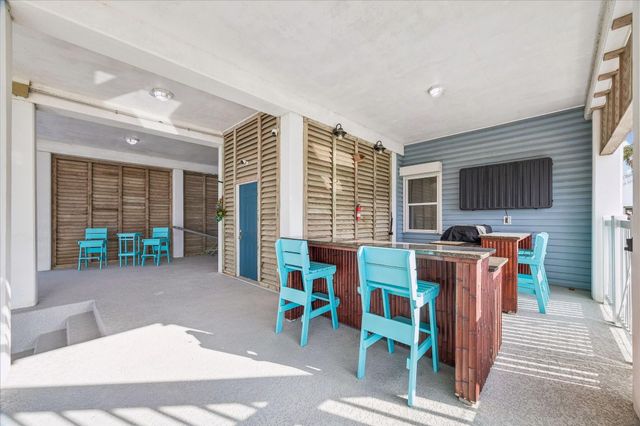 426 Sunset Circle, Tiki Island, TX 77554