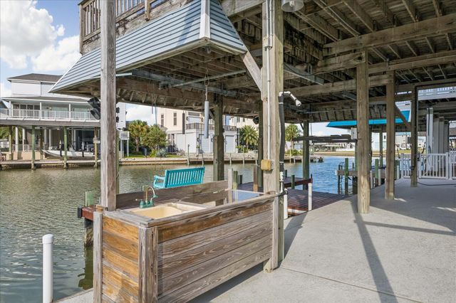 426 Sunset Circle, Tiki Island, TX 77554