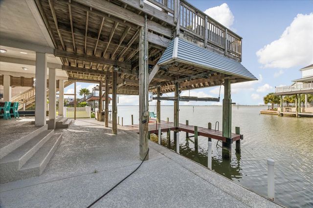 426 Sunset Circle, Tiki Island, TX 77554