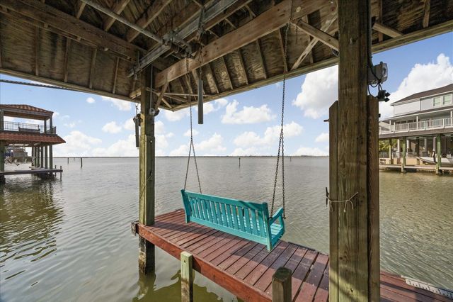 426 Sunset Circle, Tiki Island, TX 77554