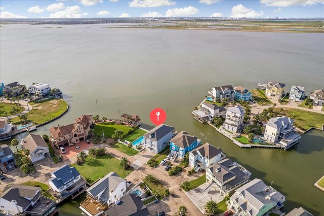 426 Sunset Circle, Tiki Island, TX 77554