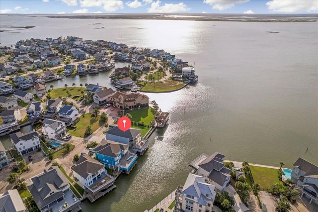 426 Sunset Circle, Tiki Island, TX 77554