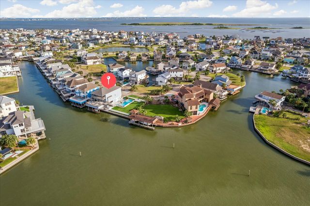 426 Sunset Circle, Tiki Island, TX 77554