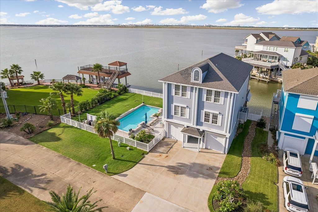 426 Sunset Circle, Tiki Island, TX 77554