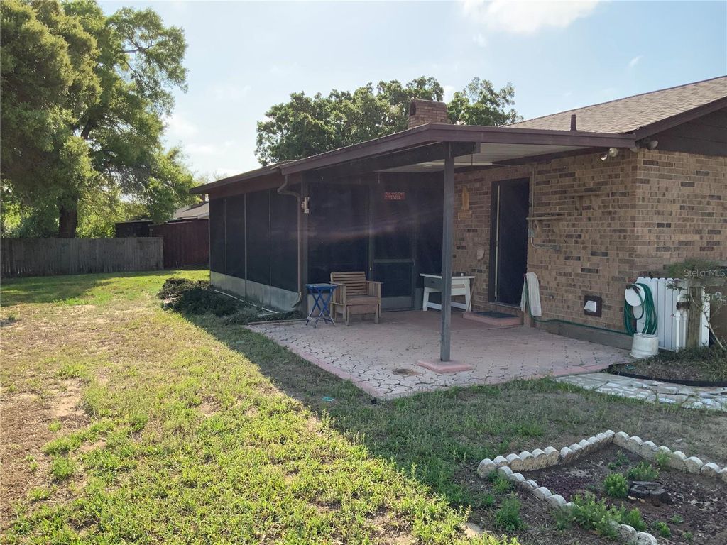 Image 6 of property listing at 1922 CORNELIA DRIVE, Eustis, FL 32726