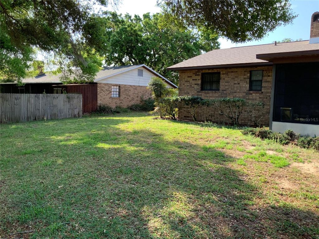 Image 10 of property listing at 1922 CORNELIA DRIVE, Eustis, FL 32726