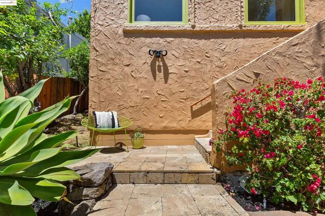 712 Santa Ray Avenue, Oakland, CA 94610