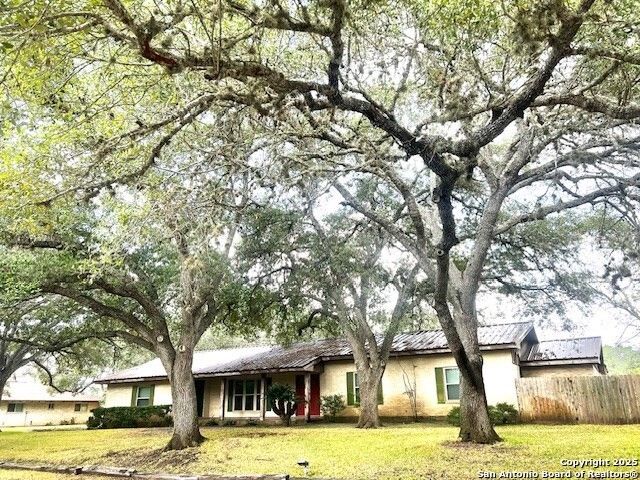 40 Encino Loma, Beeville, TX 78102