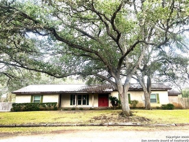 40 Encino Loma, Beeville, TX 78102