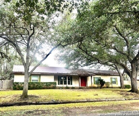 40 Encino Loma, Beeville, TX 78102
