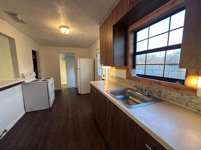 211 Sunnyside Drive, Waxahachie, TX 75165