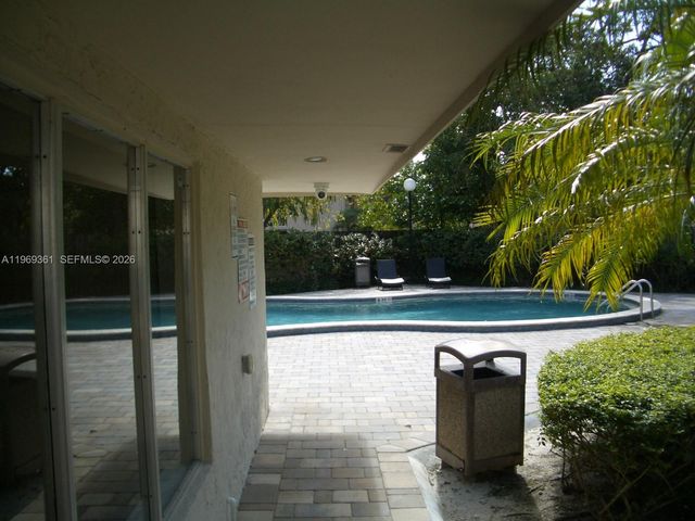 10900 SW 104th St 324, Miami, FL 33176