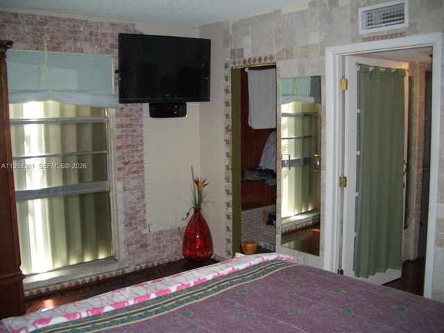 10900 SW 104th St 324, Miami, FL 33176