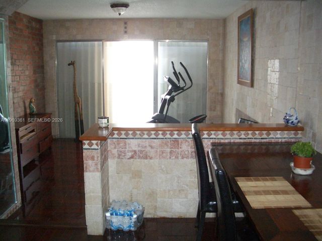 10900 SW 104th St 324, Miami, FL 33176