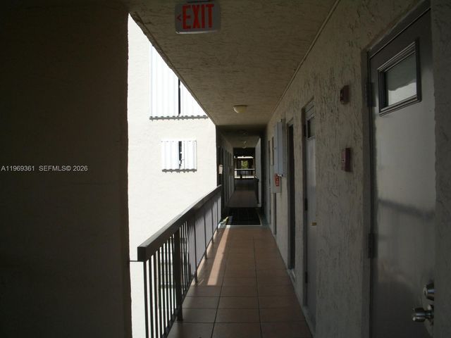 10900 SW 104th St 324, Miami, FL 33176