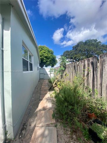 6730 Cleveland St, Hollywood, FL 33024