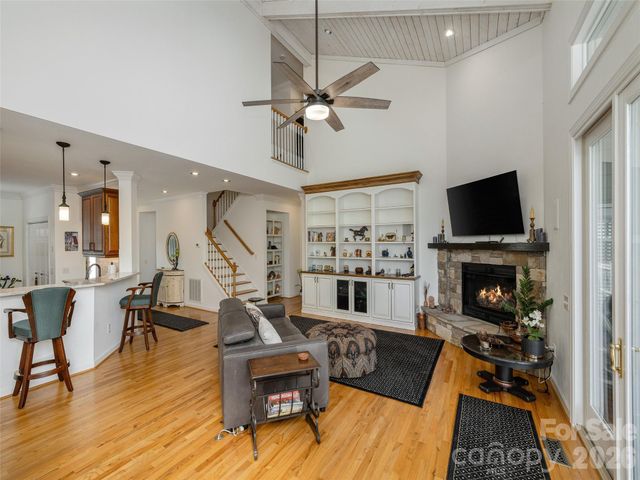 83 Towne Place Drive, Hendersonville, NC 28792