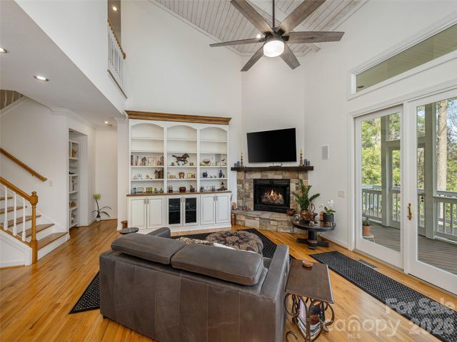 83 Towne Place Drive, Hendersonville, NC 28792