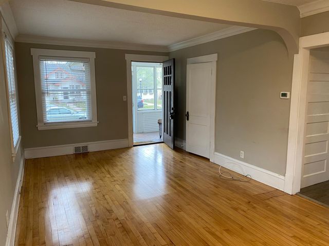 1189 Hawthorne Avenue E, Saint Paul, MN 55106