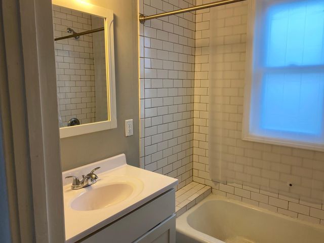 1189 Hawthorne Avenue E, Saint Paul, MN 55106