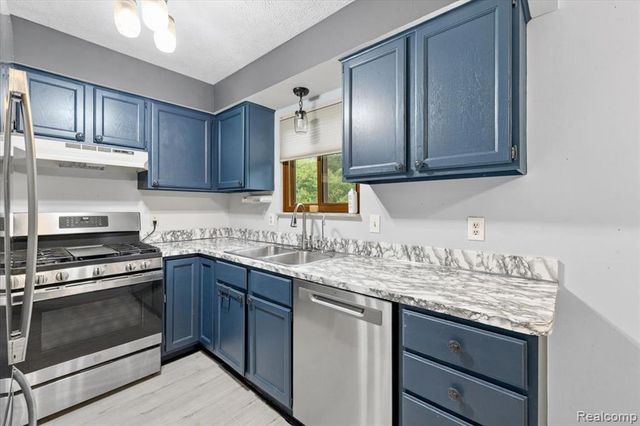6412 Wildflower Lane, Brighton, MI 48116
