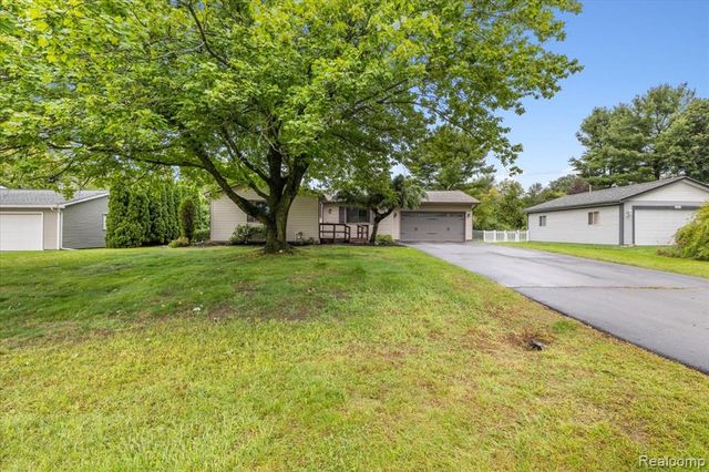 6412 Wildflower Lane, Brighton, MI 48116
