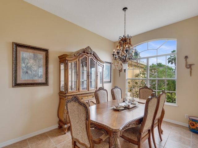 522 N Valencia Circle SW, Vero Beach, FL 32968