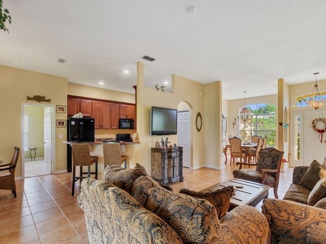 522 N Valencia Circle SW, Vero Beach, FL 32968