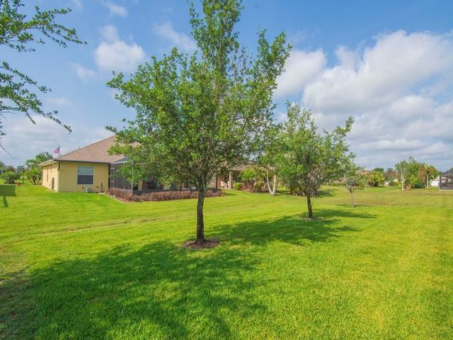 522 N Valencia Circle SW, Vero Beach, FL 32968