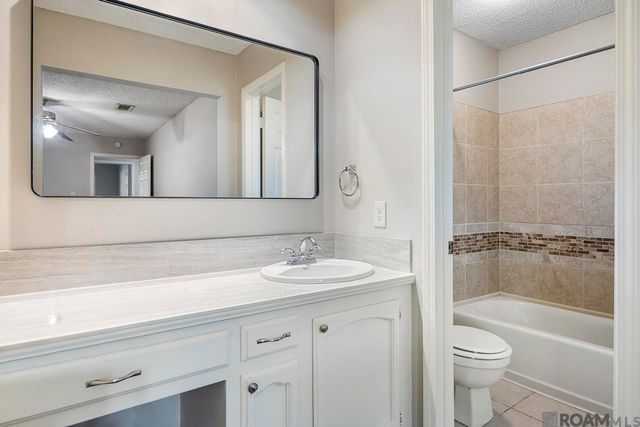 9853 Hawthorne Dr, Baton Rouge, LA 70809