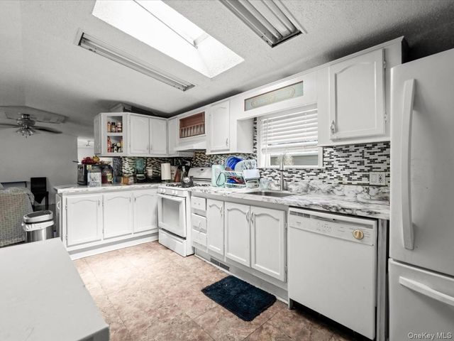 13 Mindy Lane, Bohemia, NY 11716