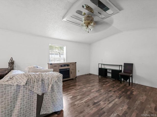 13 Mindy Lane, Bohemia, NY 11716
