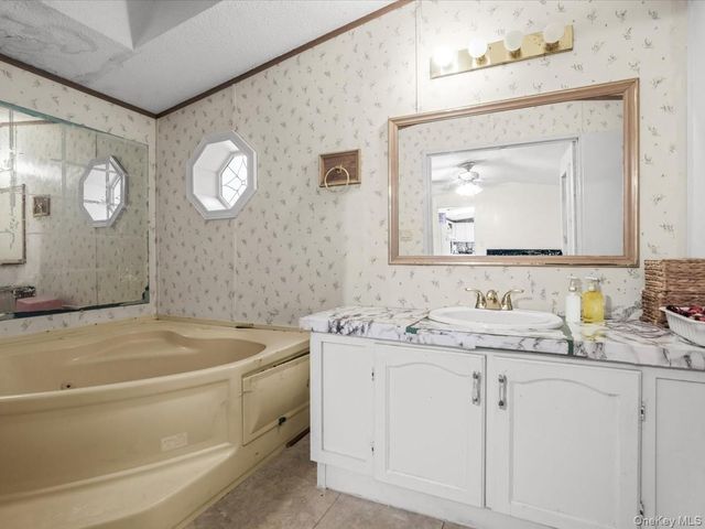 13 Mindy Lane, Bohemia, NY 11716