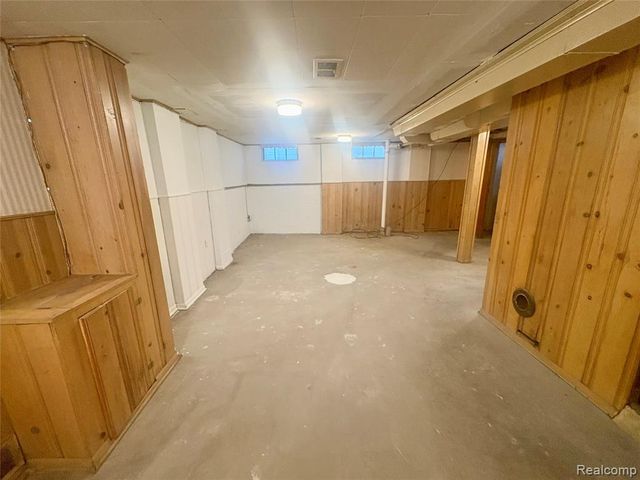 18981 Kenosha Street, Harper Woods, MI 48225