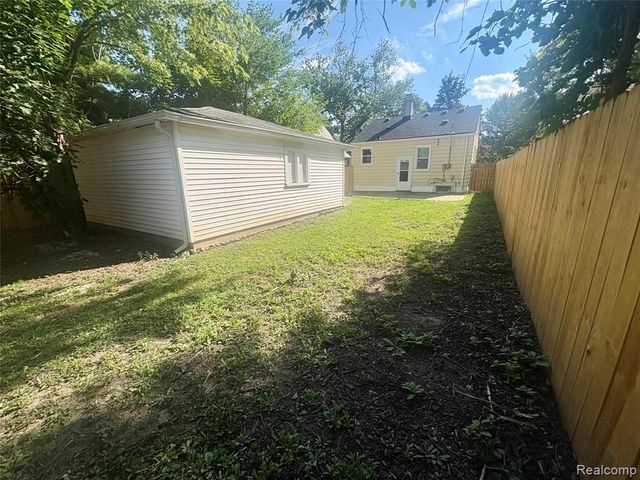 18981 Kenosha Street, Harper Woods, MI 48225