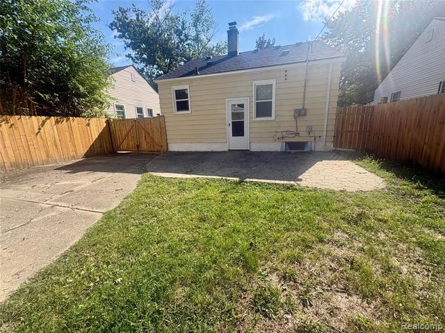 18981 Kenosha Street, Harper Woods, MI 48225